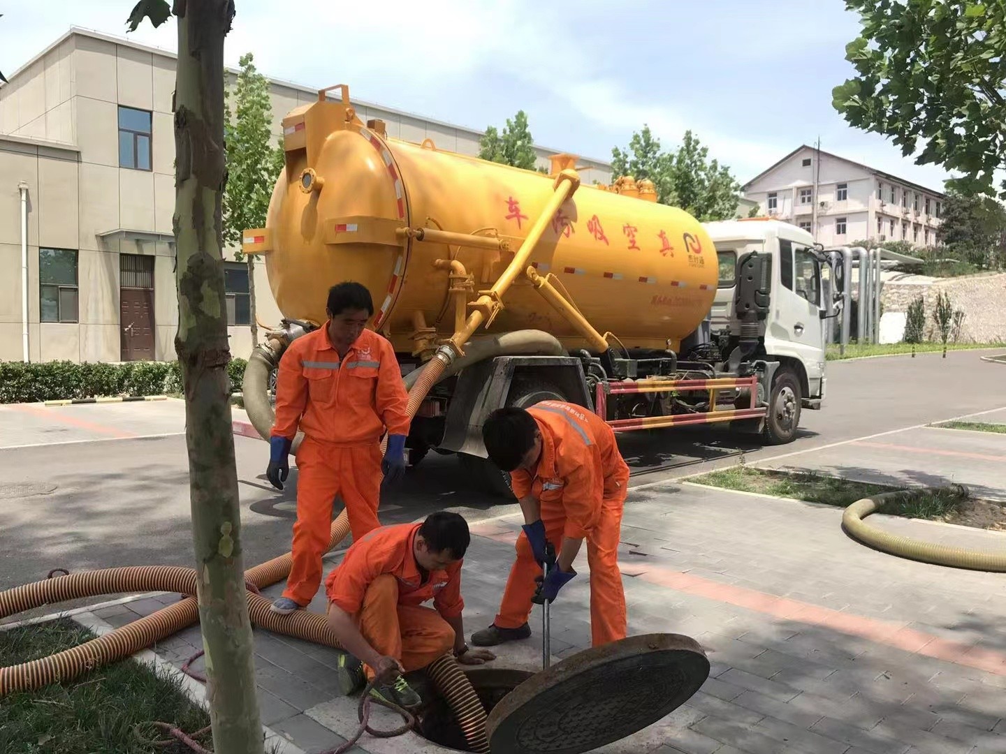 平阳管道疏通车停在窨井附近